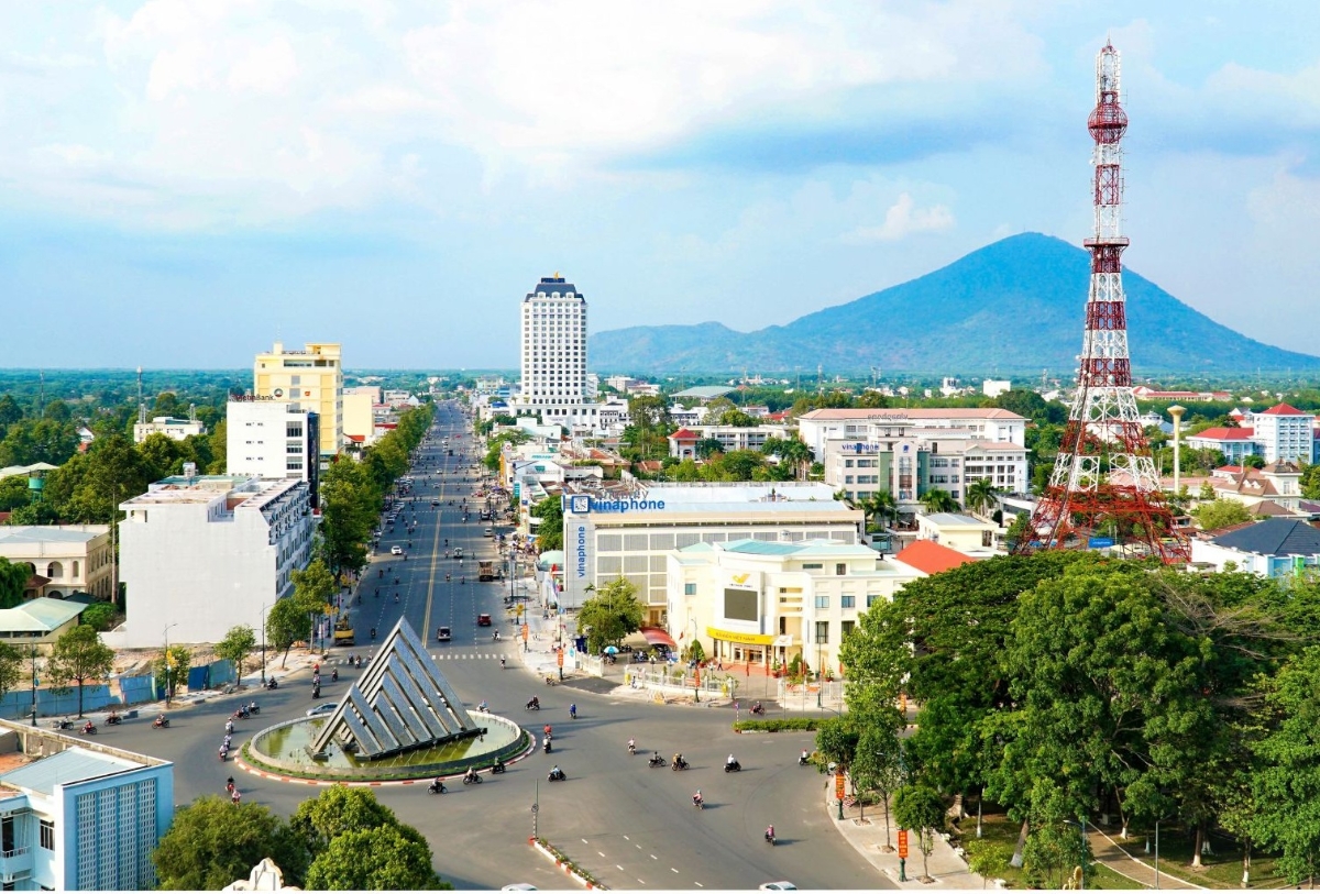 Là địa phương giáp TP.Hồ Chí Minh ở cả 2 hướng tây bắc và tây nam, TP.Hồ Chí Minh ưu tiên phát triển các công trình hạ tầng giao thông kết nối