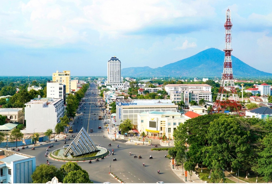 Là địa phương giáp TP.Hồ Chí Minh ở cả 2 hướng tây bắc và tây nam, TP.Hồ Chí Minh ưu tiên phát triển các công trình hạ tầng giao thông kết nối