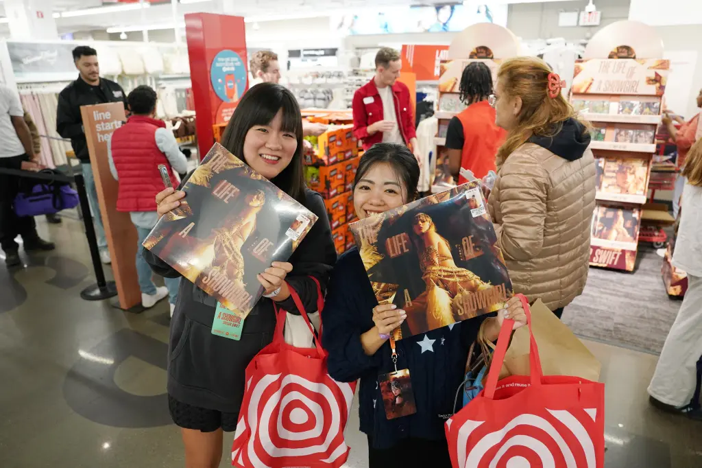 Một số cửa hàng Target Corp. trên toàn nước Mỹ thậm chí mở cửa đến quá nửa đêm để phục vụ nhu cầu người hâm mộ của Taylor Swift.