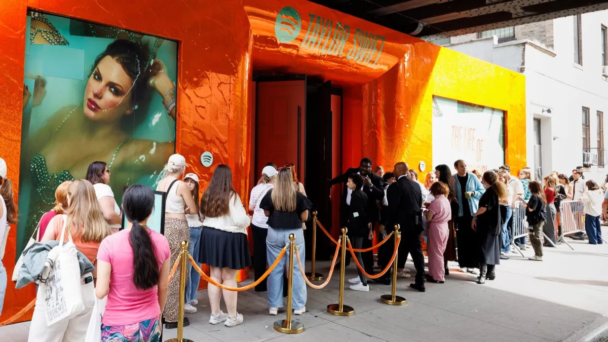 Sự kiện pop-up trải nghiệm album mới của Taylor Swift&nbsp;thu hút hơn 6.000 người tham dự.