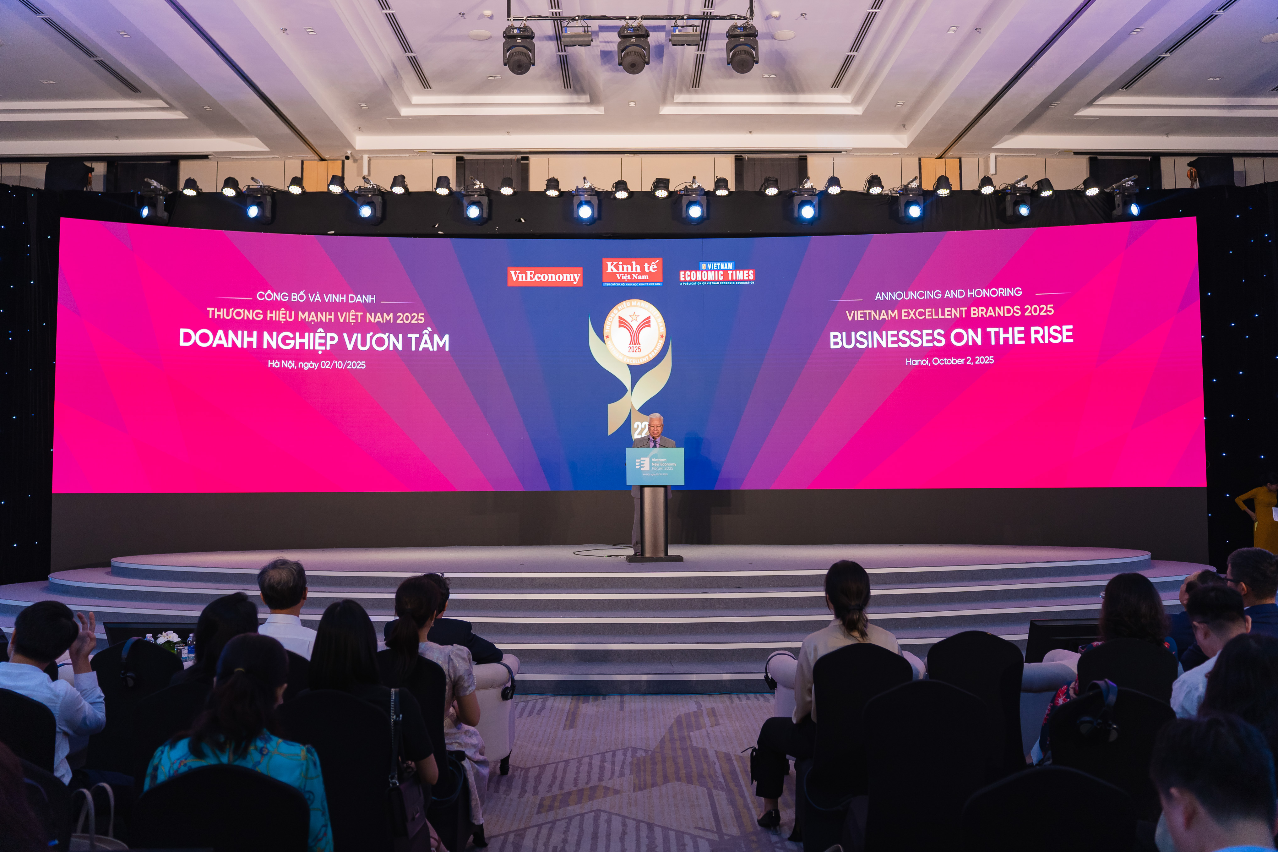 Ông Đào Quang Bính, Phó Chủ tịch Hội đồng Biên tập Tạp chí Kinh tế Việt Nam – VnEconomy, phát biểu khai mạc chương trình Thương hiệu Mạnh Việt Nam 2025. 