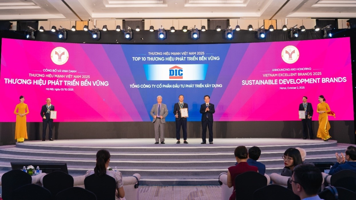 Đại diện Tập đoàn DIC đón nhận giải thưởng “Top 10 Thương hiệu Phát triển bền vững 2025” (Sustainable Development Brands).