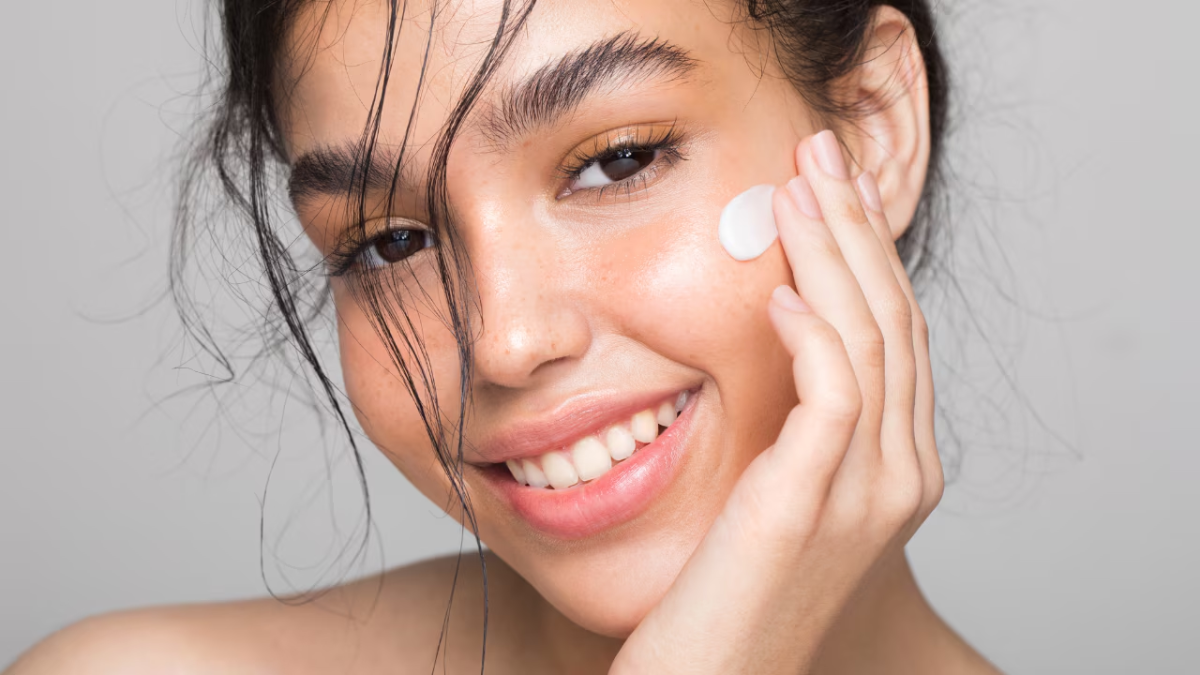 Phương pháp kẹp ẩm giúp tăng cường độ ẩm cho da và hỗ trợ các hoạt chất thẩm thấu sâu hơn vào bên trong.&nbsp;