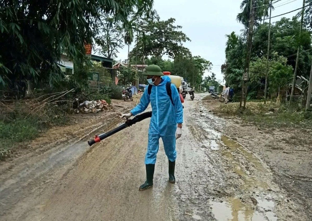 Vệ sinh môi trường sau mua bão ở Nghệ An.