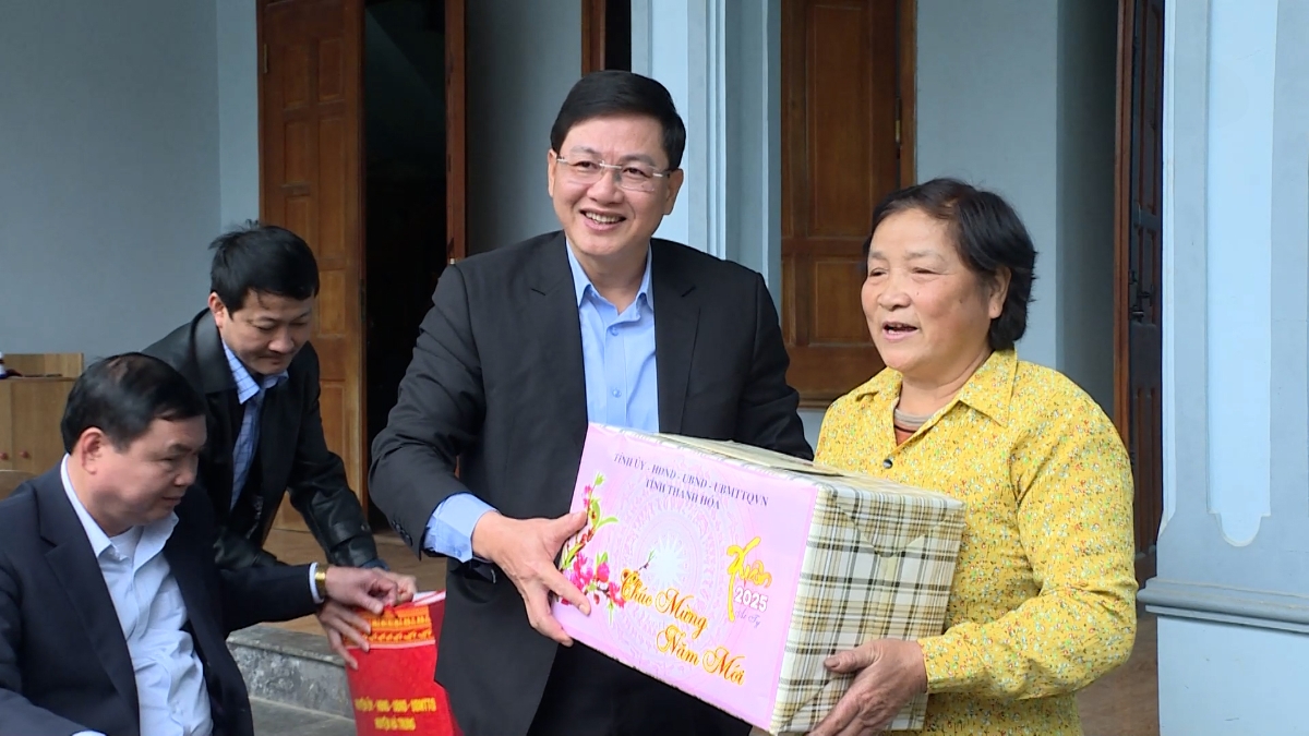 Phó Chủ tịch UBND tỉnh Thanh Hoá Mai Xuân Liêm thăm và tặng quà gia đình chính sách.