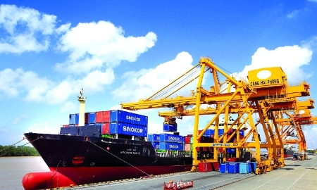 Xuất nhập khẩu vượt 680 tỷ USD, cán cân thương mại tiếp tục nghiêng về xuất siêu