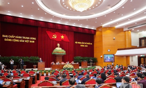 Thông cáo báo chí về ngày làm việc thứ nhất Hội nghị Trung ương 13