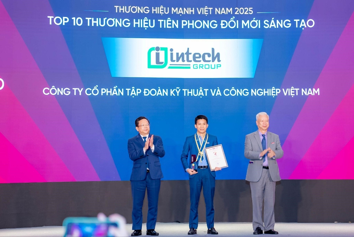Ông Hoàng Hữu Yên đại diện nhận danh hiệu Top 10 Thương hiệu Mạnh – Tiên phong đổi mới sáng tạo năm 2025.
