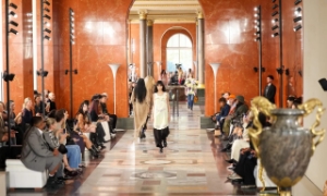 Louis Vuitton: Mặc đẹp nơi công cộng hay riêng tư?