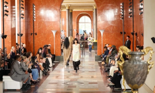 Louis Vuitton: Mặc đẹp nơi công cộng hay riêng tư?