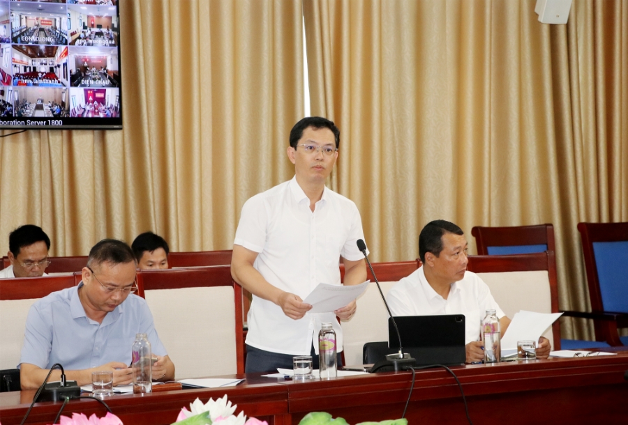 Giám đốc Sở Tài chính Nghệ An Trịnh Thanh Hải báo cáo kết quả giải ngân vốn đầu tư công của toàn tỉnh đến ngày 30/9/2025