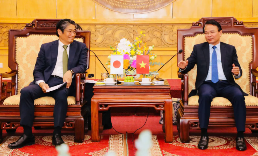 Bí thư Tỉnh ủy Ninh Bình Đặng Xuân Phong (bên phải) thông tin khái quát về tiềm năng của tỉnh Ninh Bình. Ảnh: Đức Lam