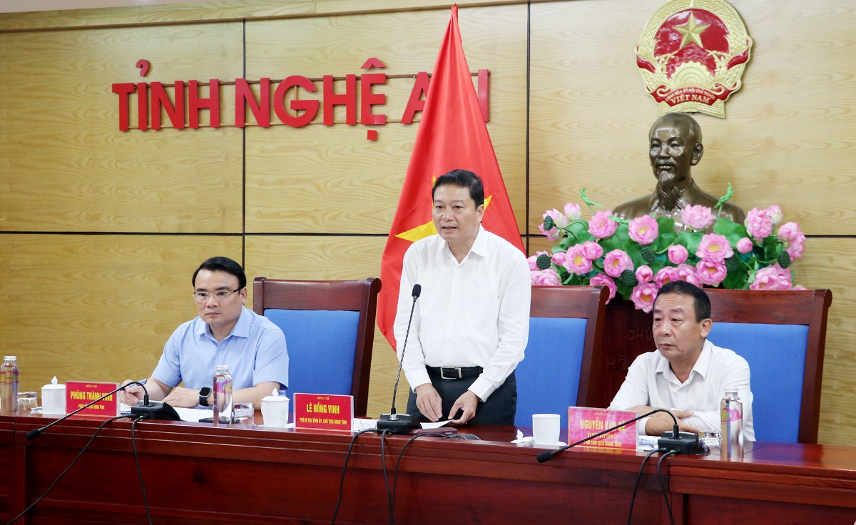 Chủ tịch UBND tỉnh Nghệ An Lê Hồng Vinh chỉ đạo tại hội nghị
