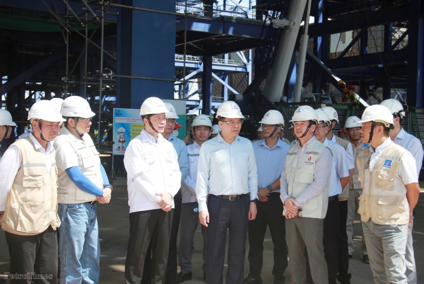 Chủ tịch HĐTV Petrovietnam Lê Mạnh Hùng kiểm tra tình hình thi công trên công trường, trực tiếp chỉ đạo tháo gỡ những khó khăn, vướng mắc của dự án nhiệt điện Long Phú 1.