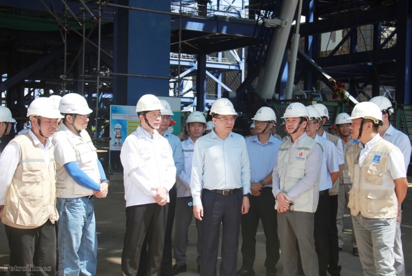 Chủ tịch HĐTV Petrovietnam Lê Mạnh Hùng kiểm tra tình hình thi công trên công trường, trực tiếp chỉ đạo tháo gỡ những khó khăn, vướng mắc của dự án nhiệt điện Long Phú 1.