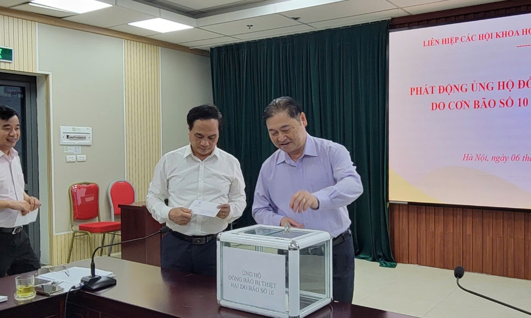 Các đồng chí trong Thường trực Đoàn Chủ tịch Liên hiệp Hội Việt Nam đã tham gia ủng hộ ngay tại buổi lễ. Ảnh: VUSTA.