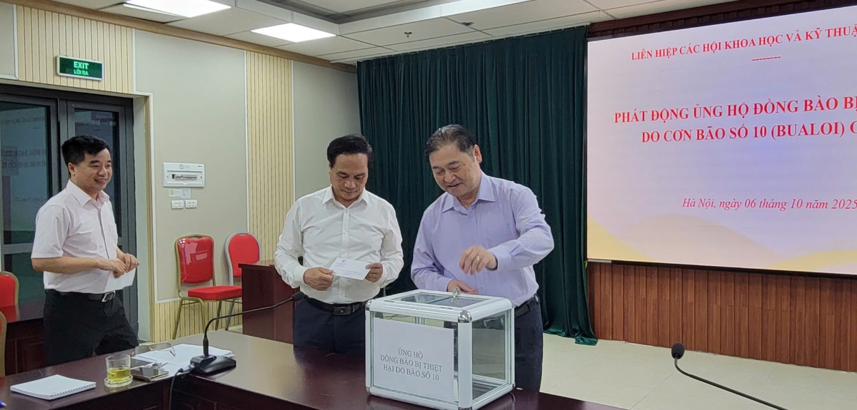 Các đồng chí trong Thường trực Đoàn Chủ tịch Liên hiệp Hội Việt Nam đã tham gia ủng hộ ngay tại buổi lễ. Ảnh: VUSTA.