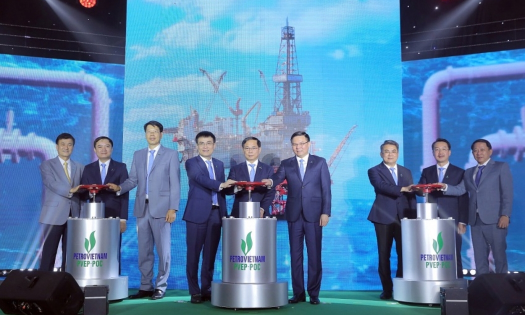 Lãnh đạo Chính phủ, Petrovietnam, PVEP, PVEP POC thực hiện nghi thức đón dòng dầu thương mại đầu tiên từ dự án phát triển mỏ Đại Hùng pha 3.