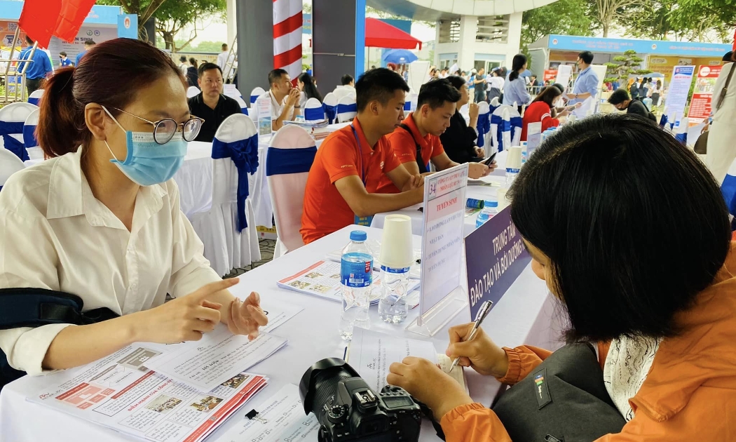 Người lao động đăng ký tìm việc làm. Ảnh: Nhật Dương.