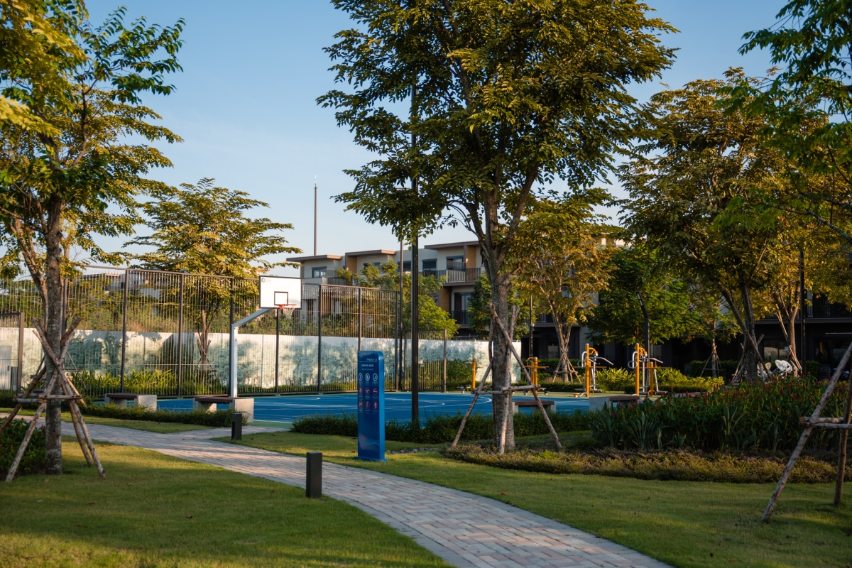Ngay trong lòng mỗi phân khu, cụm tiện ích thể dục thể thao được bố trí hài hòa giữa mảng xanh, mang đến không gian rèn luyện và tái tạo năng lượng tràn đầy mỗi ngày.