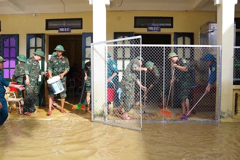Mấy ngày trước, cán bộ, chiến sĩ Bộ Chỉ huy Quân sự tỉnh Thanh Hóa cùng giáo viên tích cực dọn bùn đất tại các trường học trên xã Nông Cống