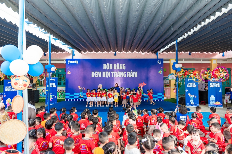 Tại Đà Nẵng, có một mùa trung thu thật đặc biệt đã đến với các em nhỏ trường Mẫu giáo Tiên Lãnh, xã Lãnh Ngọc, mang theo hàng ngàn sản phẩm dinh dưỡng, hàng nghìn bộ dụng cụ học tập, cùng nhiều quà bánh, những khúc ca rộn ràng và vô vàn tình yêu thương từ Vinamilk và Quỹ sữa Vươn cao Việt Nam.