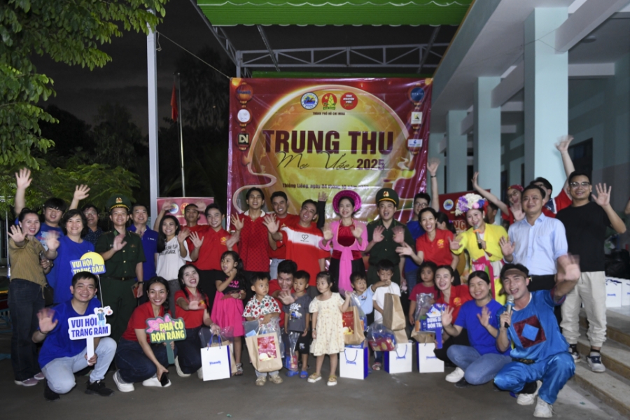Hành trình yêu thương tiếp tục lan tỏa khi Vinamilk cùng các nghệ sĩ, tình nguyện viên mang hàng chục ngàn sản phẩm dinh dưỡng đến với thiếu nhi đảo Thiềng Liềng (thành phố Hồ Chí Minh) trong chương trình “Trung thu mơ ước”.