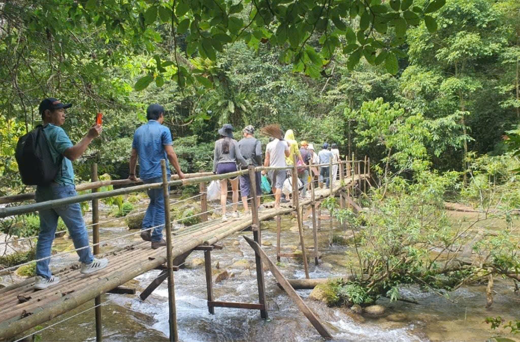 Trekking băng rừng, khám phá vẻ đẹp kỳ vĩ của Trường Sơn.