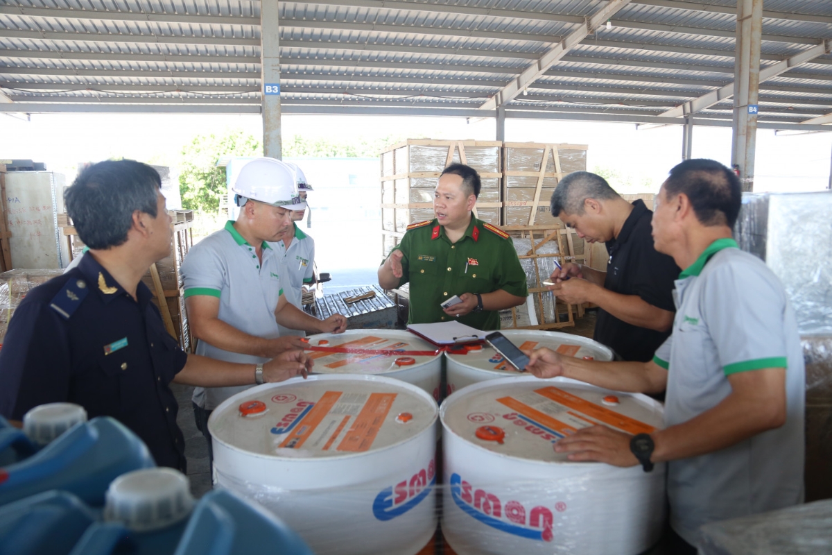 Lực lượng chức năng thực hiện kiểm tra hàng <span class=