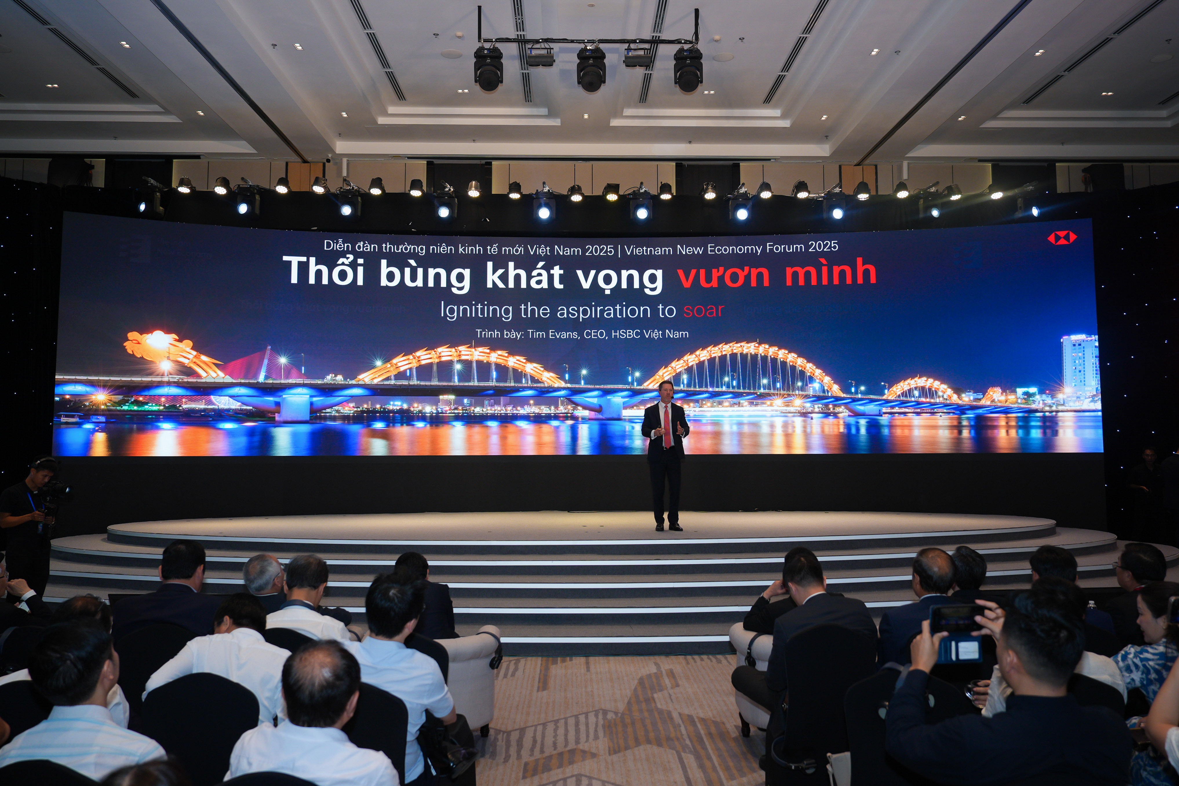 Tổng Giám đốc Ngân hàng HSBC Việt Nam, ông Tim Evans, trình bày bài tham luận cho chủ đề: "Thổi bùng khát vọng vươn mình" tại VNEF 2025.