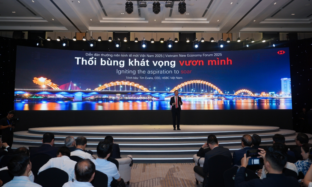 Tổng Giám đốc Ngân hàng HSBC Việt Nam, ông Tim Evans, trình bày bài tham luận cho chủ đề: 