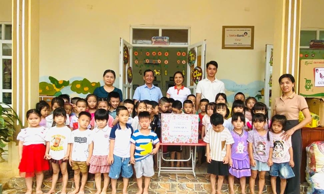 Ông Hà Vĩnh Thanh, Phó Chủ tịch Thường trực UBND xã Nông Cống trao quà cho các điểm trường trên địa bàn