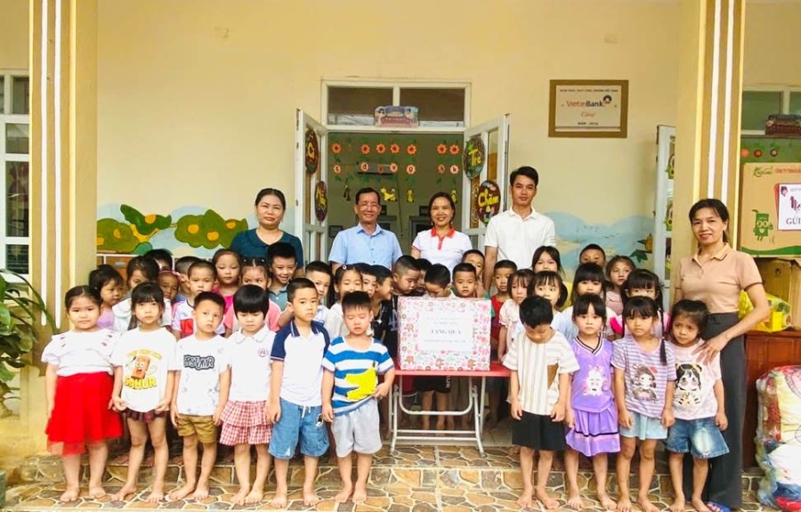 Ông Hà Vĩnh Thanh, Phó Chủ tịch Thường trực UBND xã Nông Cống trao quà cho các điểm trường trên địa bàn
