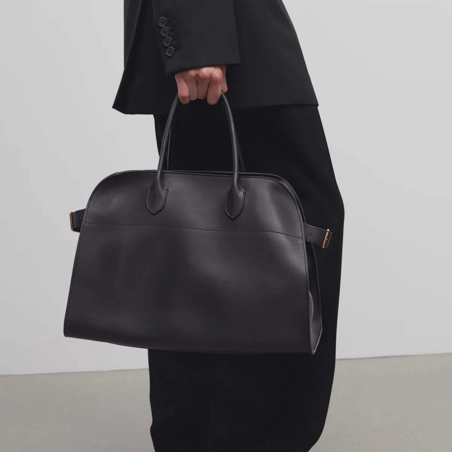 Chiếc túi Margaux của The Row được mệnh danh là “Birkin thế hệ mới”.