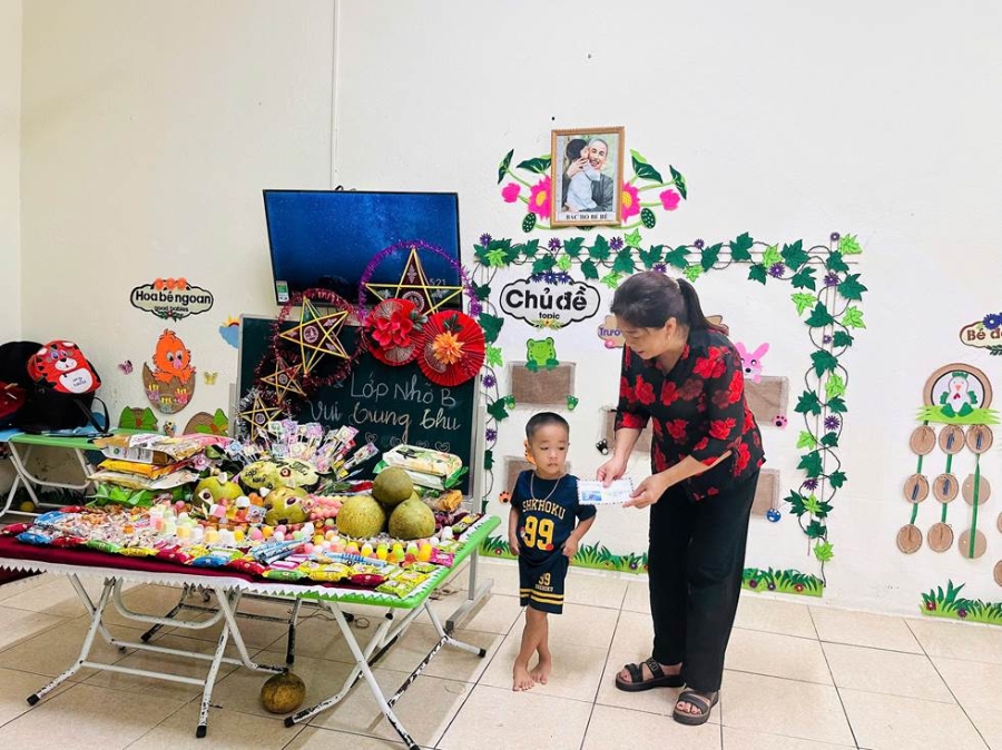Các trường cũng  trích một phần kinh phí trao quà cho những học sinh có hoàn cảnh đặc biệt khó khăn