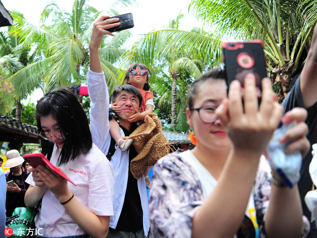 Một số doanh nghiệp cung cấp các dịch vụ như đăng lên WeChat Moments và chụp ảnh du lịch thay người khác.