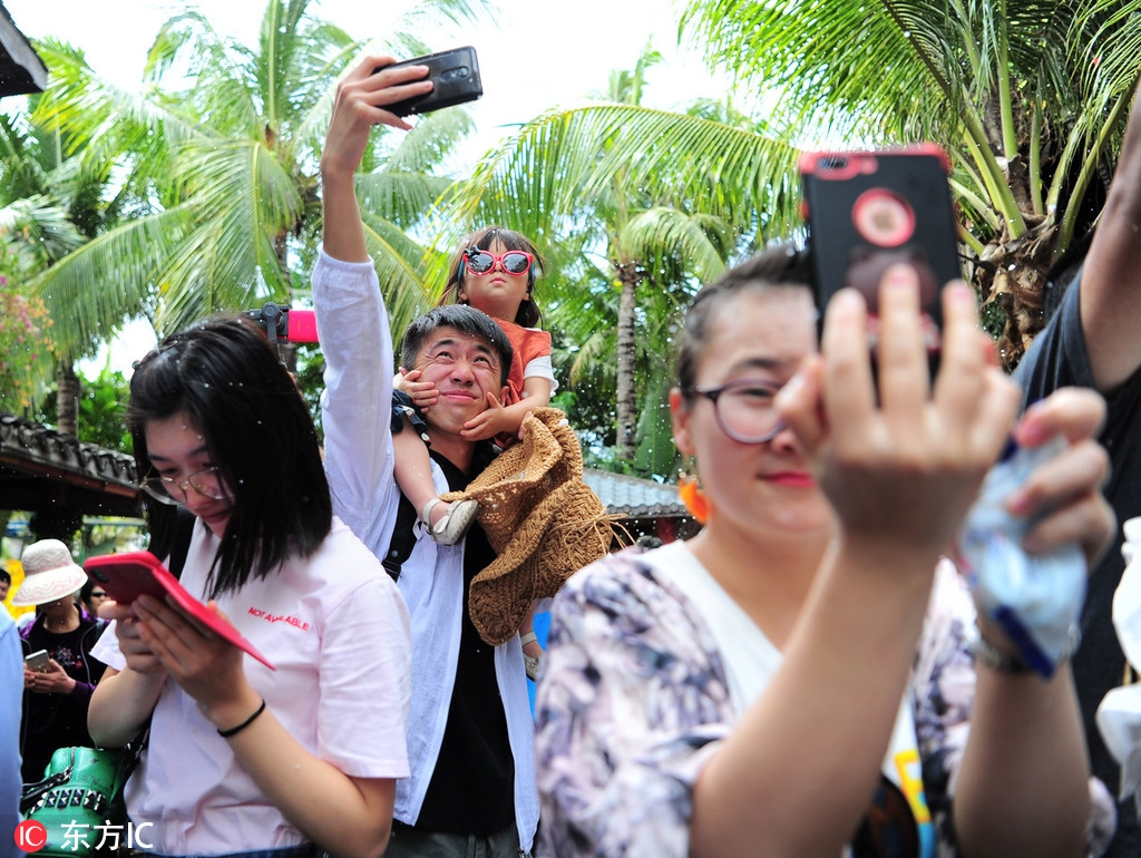 Một số doanh nghiệp cung cấp các dịch vụ như đăng lên WeChat Moments và chụp ảnh du lịch thay người khác.