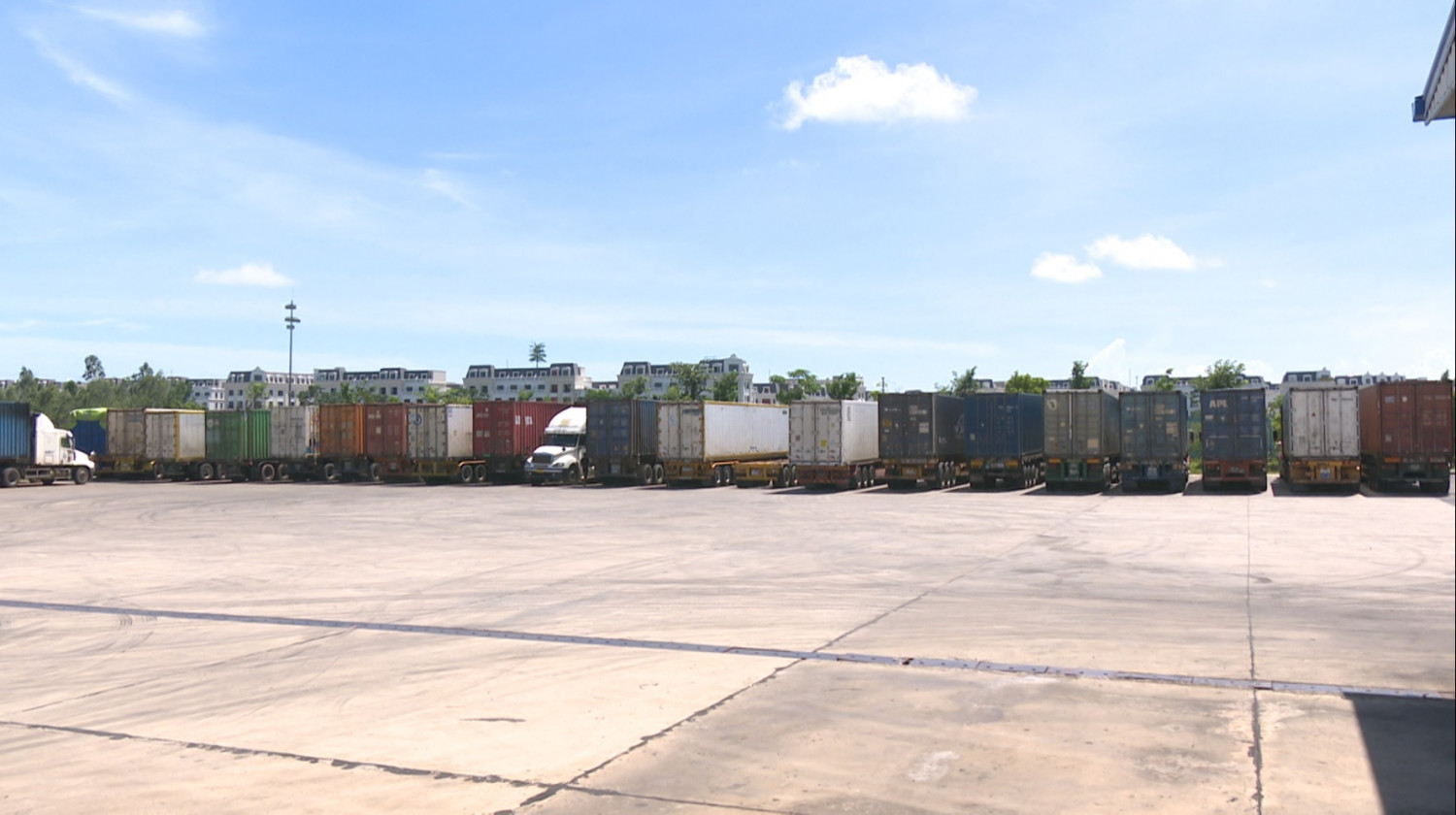 Công an kiểm tra, bắt giữ 28 container hàng hoá hàng lậu trà trộn với hàng gia công.