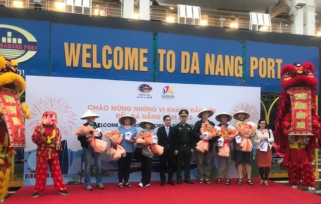 Một nhóm khách quốc tế được chào đón tại cảng biển Tiên Sa. Ảnh Ngô Anh Văn