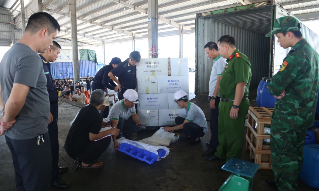 Công an triệt phá đường dây buôn lậu lợi dụng hoạt động xuất nhập khẩu hàng gia công qua cửa khẩu Bắc Luân 2 (Quảng Ninh).