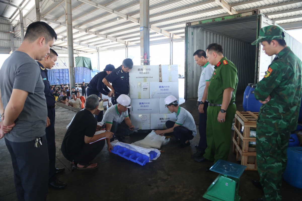 Công an triệt phá đường dây buôn lậu lợi dụng hoạt động xuất nhập khẩu hàng gia công qua cửa khẩu Bắc Luân 2 (Quảng Ninh).