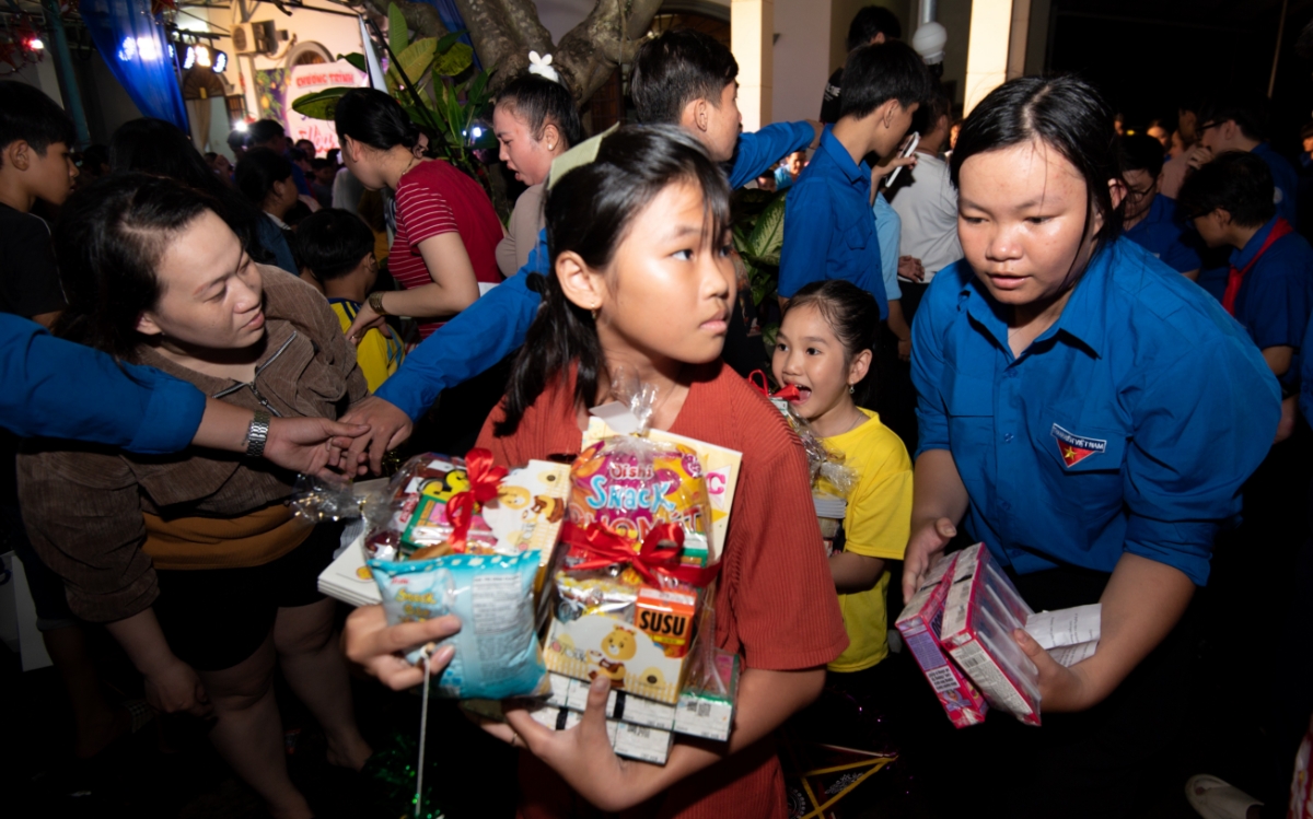 Tết trung thu&nbsp;– Tết&nbsp;đủ&nbsp;đầy và&nbsp;ấm&nbsp;áp của trẻ em khắp Việt Nam. Hành trình trung thu của Vinamilk năm nay đã dệt nên một bức tranh thật&nbsp;đẹp về tình yêu thương.