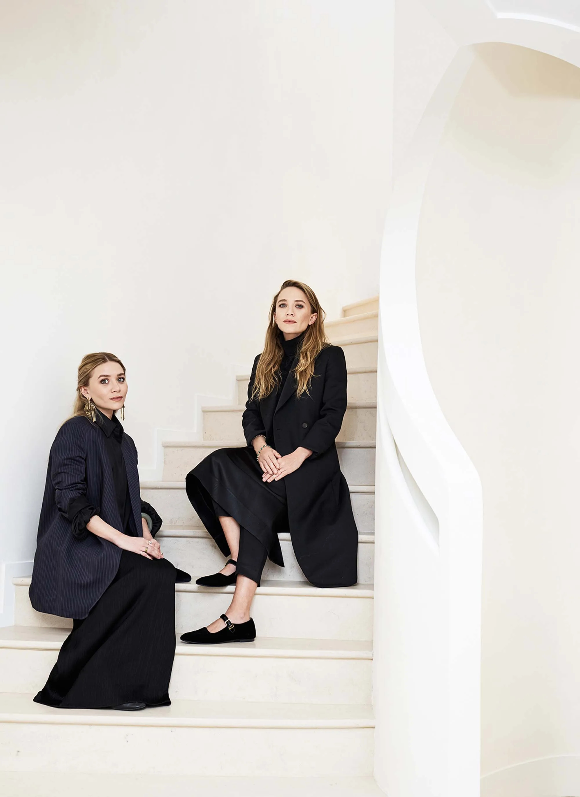 Hai nhà sáng lập thương hiệu - Mary-Kate và Ashley Olsen chính là hiện thân của phong cách thẩm mỹ mà The Row theo đuổi