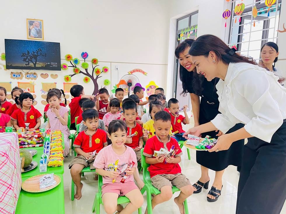 Niềm vui của các em nhỏ khi nhận quà từ các cô giáo&nbsp;