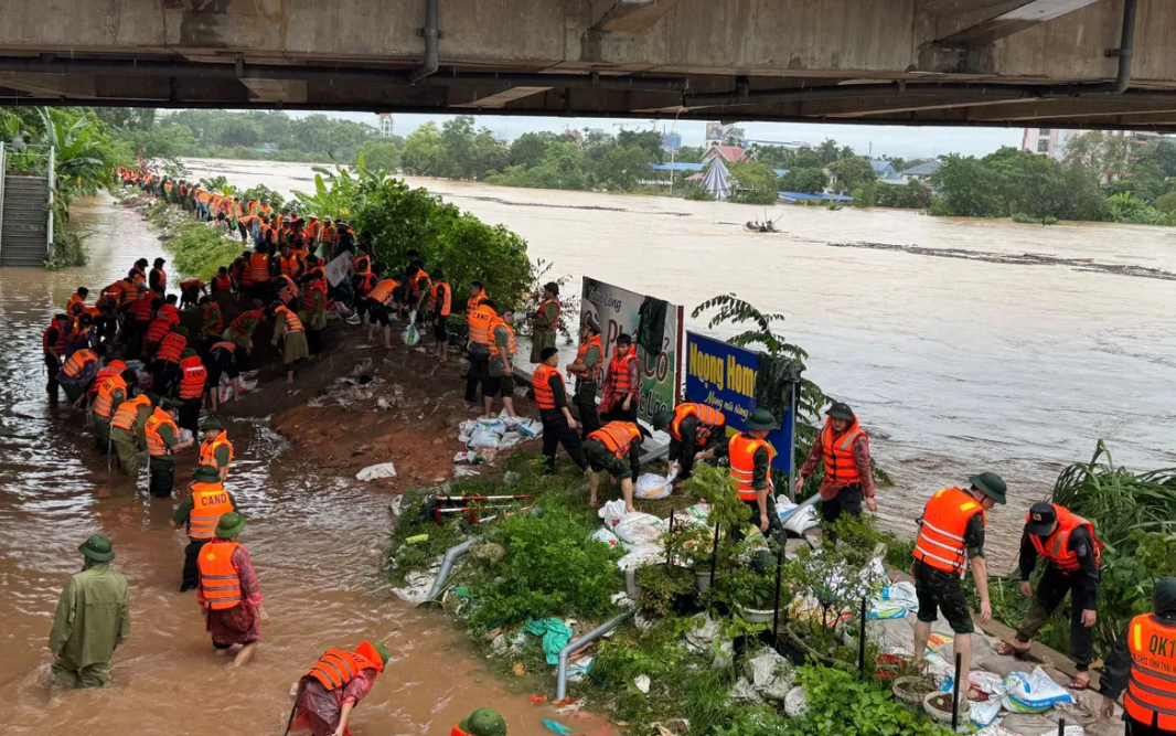 Công an tỉnh Thái Nguyên tham gia ứng phó với mưa lớn, ngập lụt.