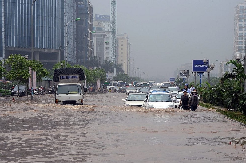 Cảnh báo nguy cơ ngập lụt tại các đô thị, thành phố lớn tiếp tục diễn ra do ảnh hưởng của mưa lớn cục bộ.