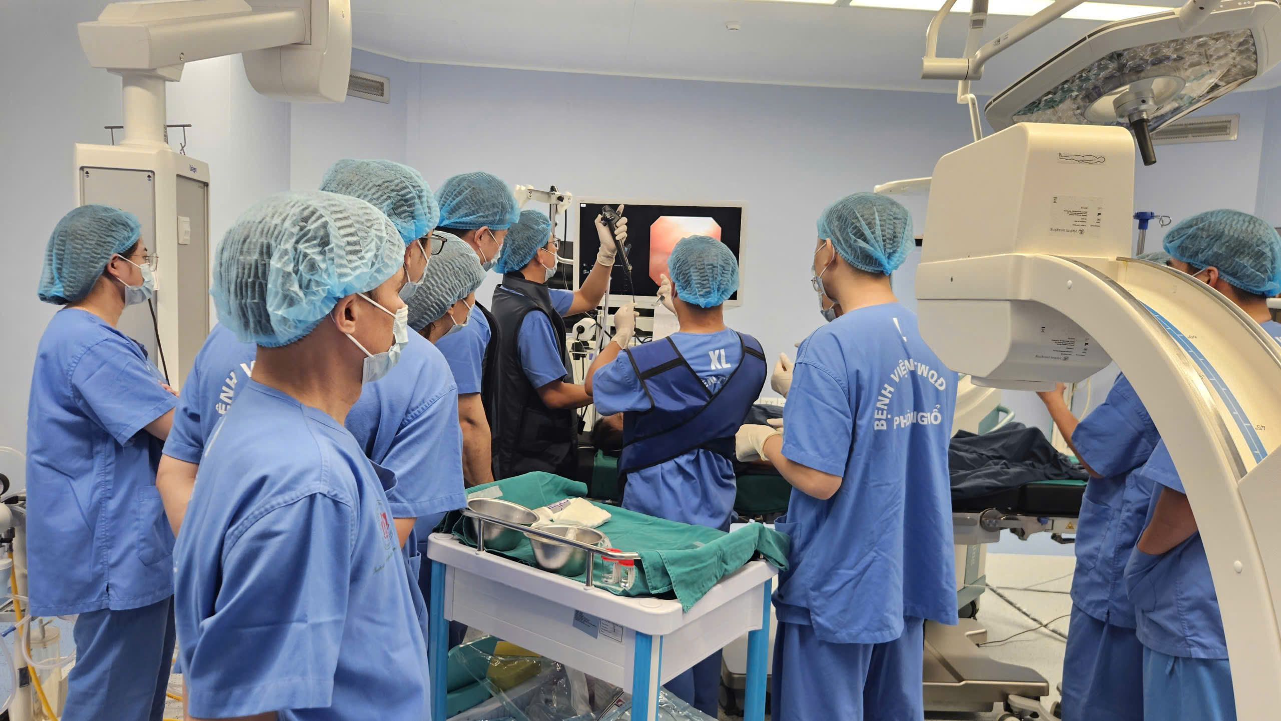 Hình ảnh các bác sĩ Khoa Nội Hô hấp, Bệnh viện Trung ương Quân đội 108, đang tiến hành nội soi EBUS cho bệnh nhân.