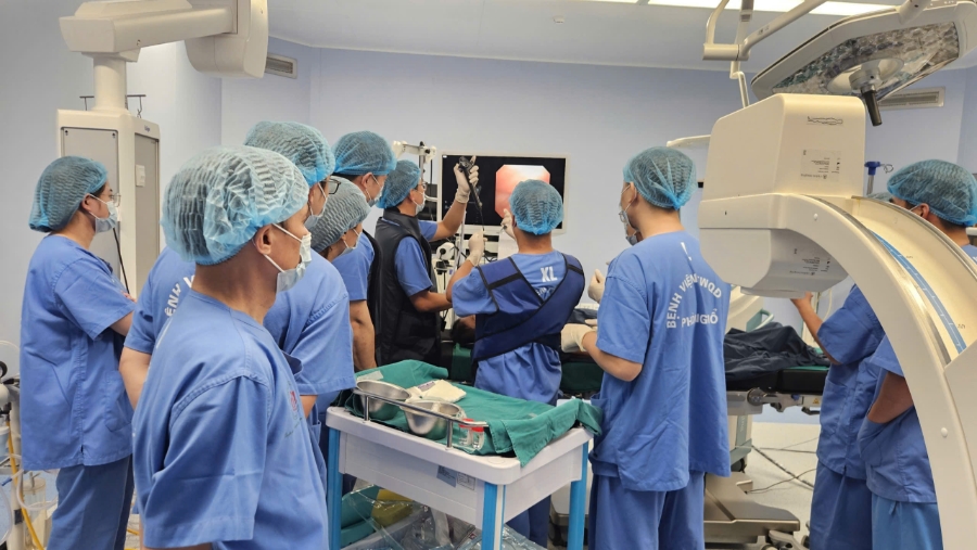 Hình ảnh các bác sĩ Khoa Nội Hô hấp, Bệnh viện Trung ương Quân đội 108, đang tiến hành nội soi EBUS cho bệnh nhân.