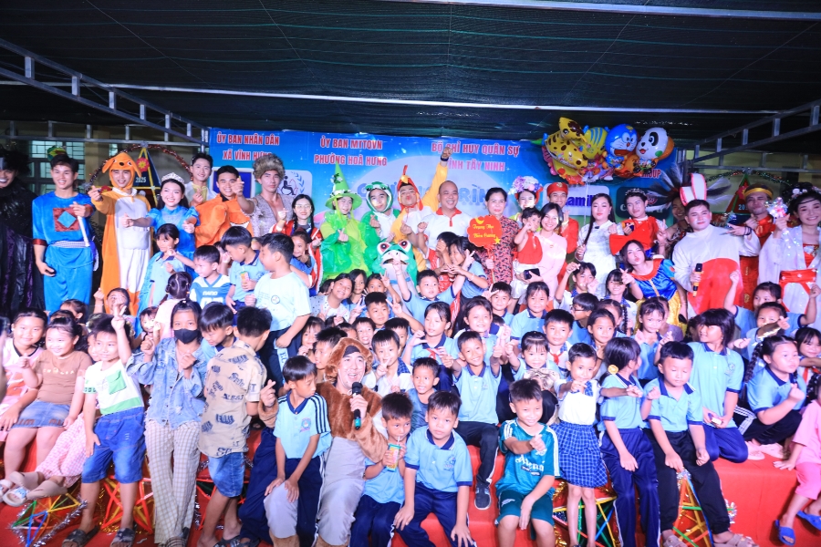 Hàng chục ngàn sản phẩm dinh dưỡng Vinamilk đã được gửi tặng cho thiếu nhi vùng biên tại xã Vĩnh Hưng, tỉnh Tây Ninh trong chương trình “Trung thu biên cương”, như những ngọn đèn nhỏ thắp sáng niềm vui và lòng tự hào của tuổi thơ.