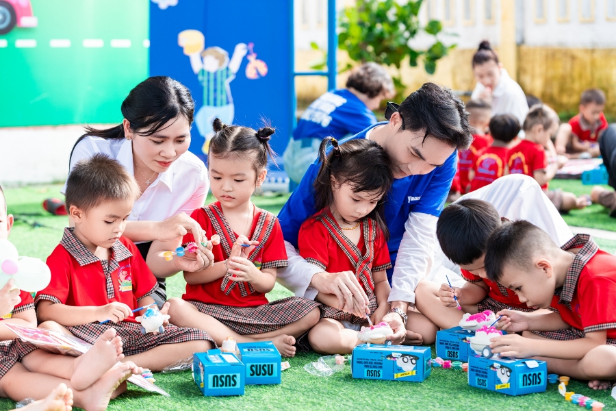 Sân trường rộn rã tiếng cười, những trò chơi sôi động, những bàn tay bé xíu khéo léo tô màu, vẽ nên bức tranh thơ trẻ, tô nên những ước mơ.